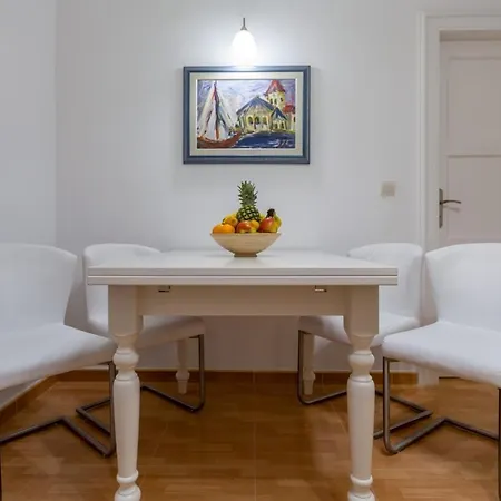 Classy In The Center Of Apartment Split
