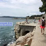 Classy In The Center Of * Split