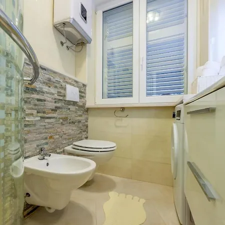 Classy In The Center Of * Σπλιτ