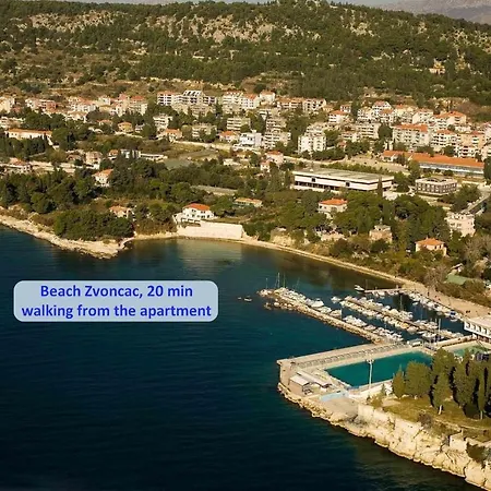 Classy In The Center Of * Σπλιτ