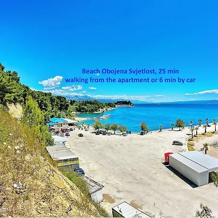 Classy In The Center Of Σπλιτ