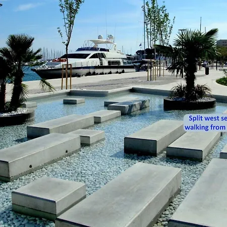 Classy In The Center Of Σπλιτ