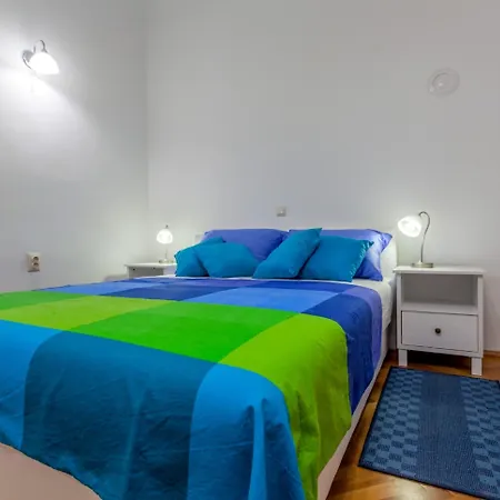 Classy In The Center Of Σπλιτ